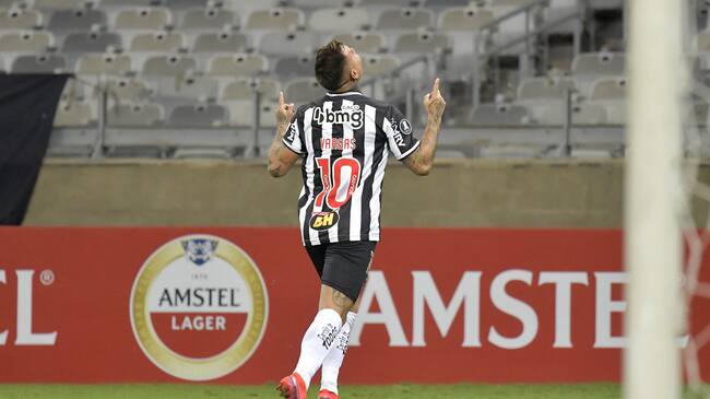 BELO HORIZONTE, BRAZIL - MAY 04: Eduardo Vargas of Atletico Mineiro celebrates after scoring the fourth goal of his team during a match between Atletico Mineiro and Cerro Porteño as part of Group H of Copa CONMEBOL Libertadores 2021 at Mineirao Stadium on May 04, 2021 in Belo Horizonte, Brazil. (Photo by Washington Alves - Pool/Getty Images)
