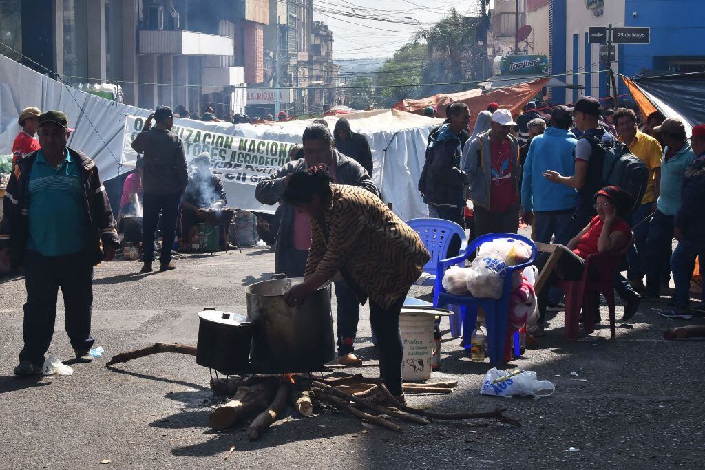 Personas realizan una olla común ante un ministerio en Asunción de Paraguay