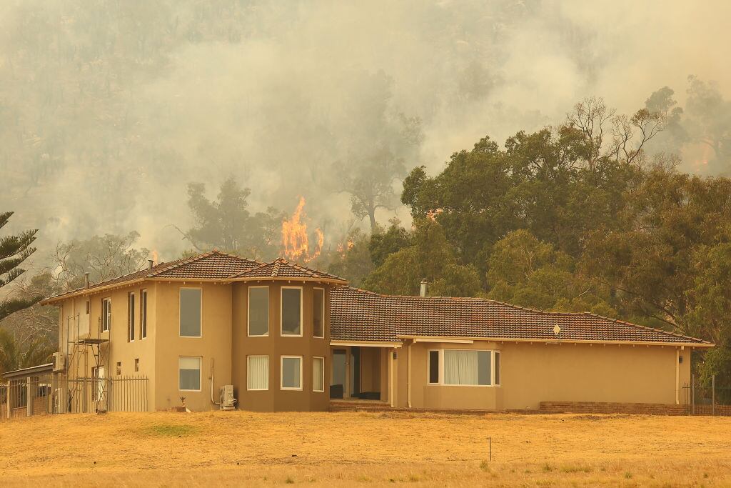 El fuego ataca a una vivienda en Perth