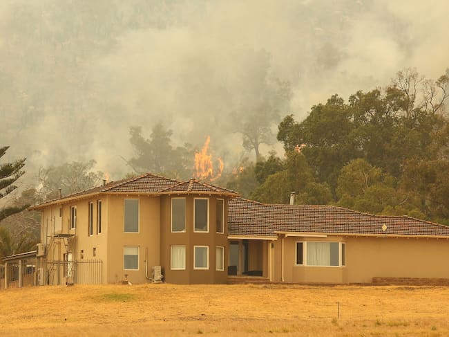 El fuego ataca a una vivienda en Perth