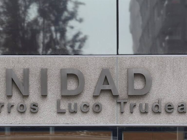 Médicos del Hospital Barros Luco siguieron operando con linternas de celular tras corte de luz