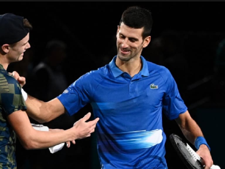Novak Djokovic venció en un partidazo a Holger Rune en el ATP Finals y aseguró terminar el año como número uno del mundo