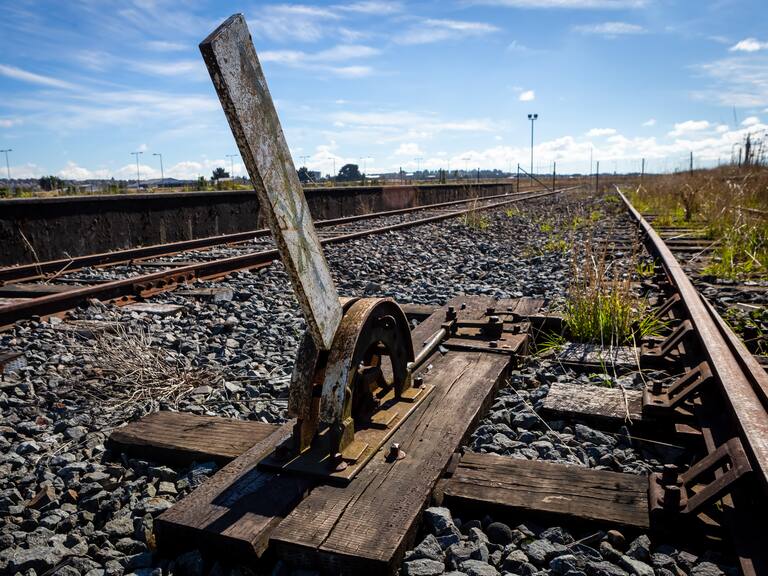 15 DE ABRIL 2021 / PUERTO MONTT Estación de Ferrocarriles La Paloma, actualmente en desuso y abandonada. Construida por la Empresa de Ferrocarriles del Estado (EFE) en 2005, fue inaugurada por el entonces Presidente Ricardo Lagos que tras su inauguración nunca mas funciono
FOTO: FELIPE CONSTANZO / AGENCIAUNO