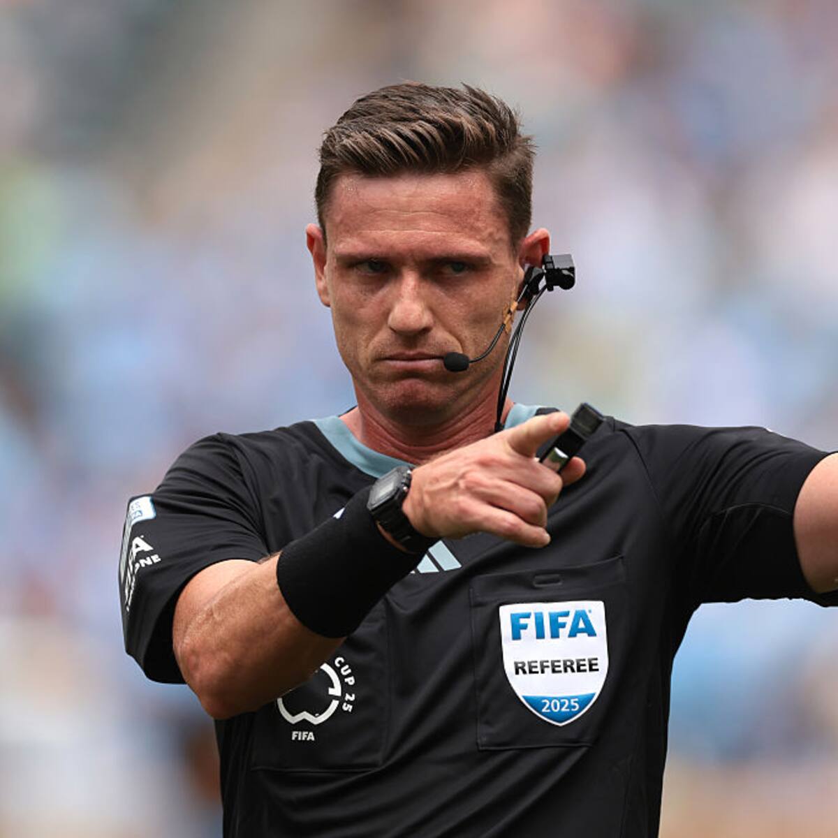 De amarilla fácil y activó inédito protocolo FIFA: ¿Quién es el árbitro designado para el choque de la U con Alianza?