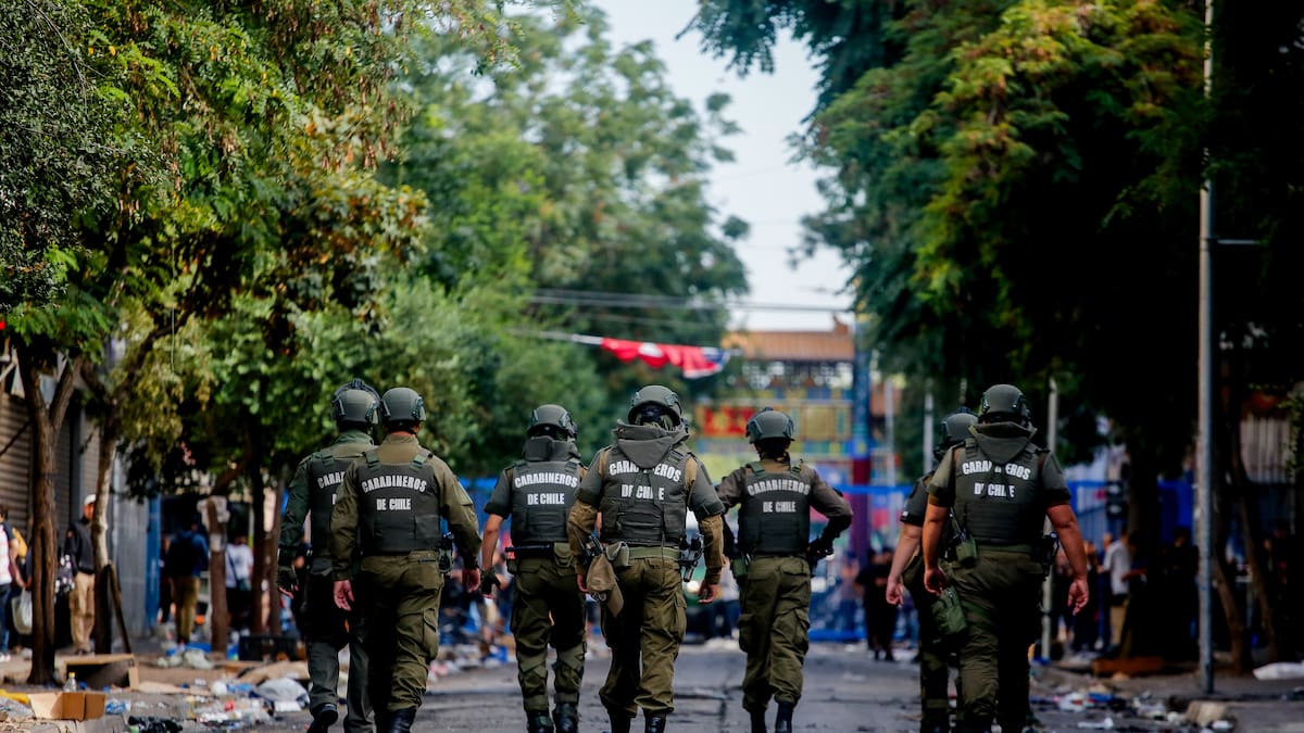 Por agresiones a periodistas y desórdenes públicos: carabineros detiene a seis personas en operativo en Barrio Meiggs