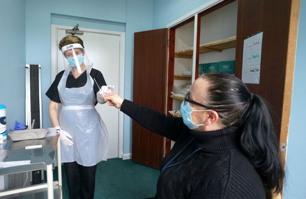 Trabajadores de la salud realizan test del Covid-19 en Inglaterra
