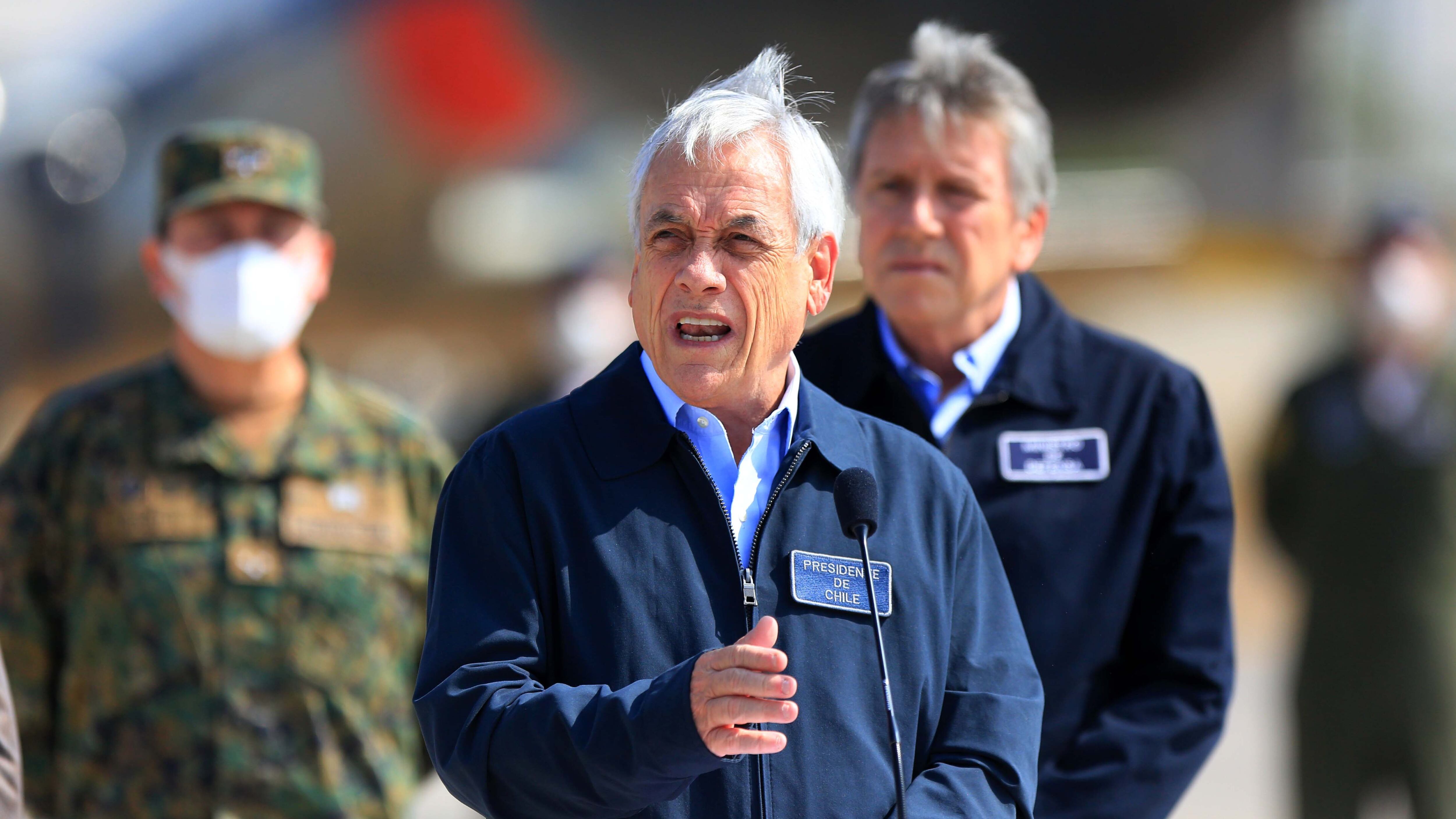 10 de Abril 2020/ SANTIAGO
El Presidente de la Repblica Sebastin Piera habla a los medios, tras su llegada al Grupo 10 de la FACH para inspeccionar las operaciones de apoyo de las Fuerzas Armadas por pandemia global de coronavirus, visitando instalaciones en las regiones Metropolitana, del Biobo y uble. 

FOTO: Jose Francisco Zuiga /AGENCIAUNO