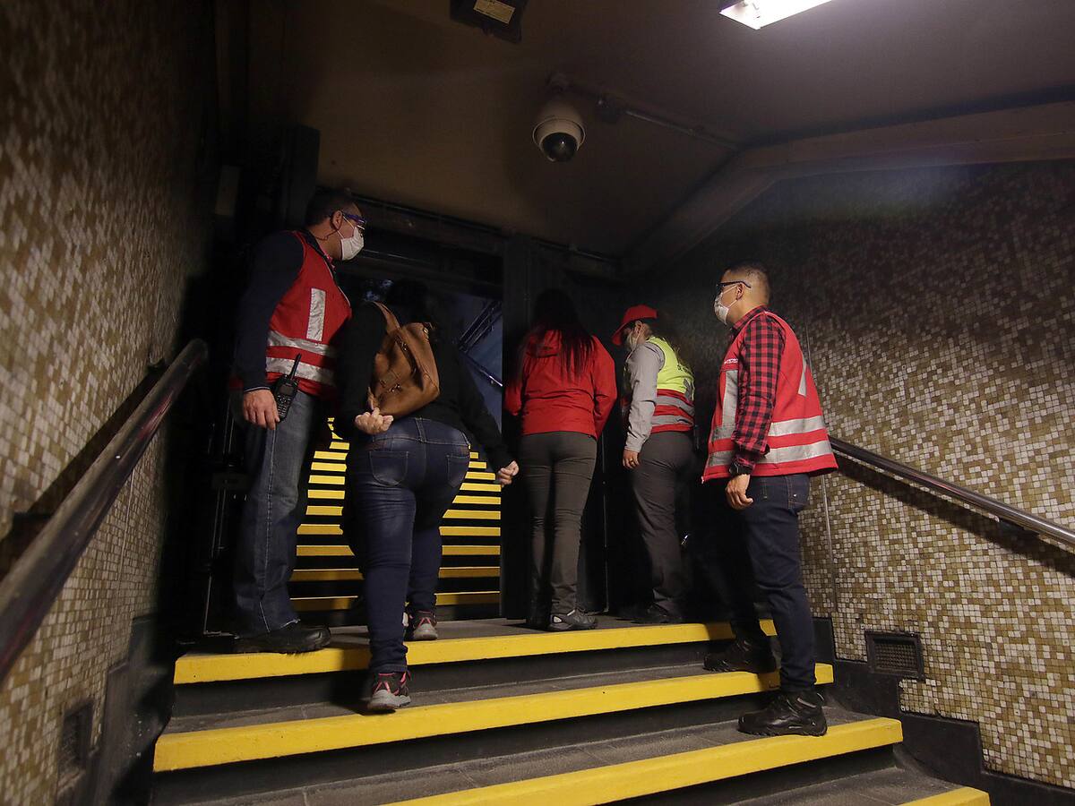 Mujer con Covid positivo fue detenida a pasos de ingresar a una estación del Metro