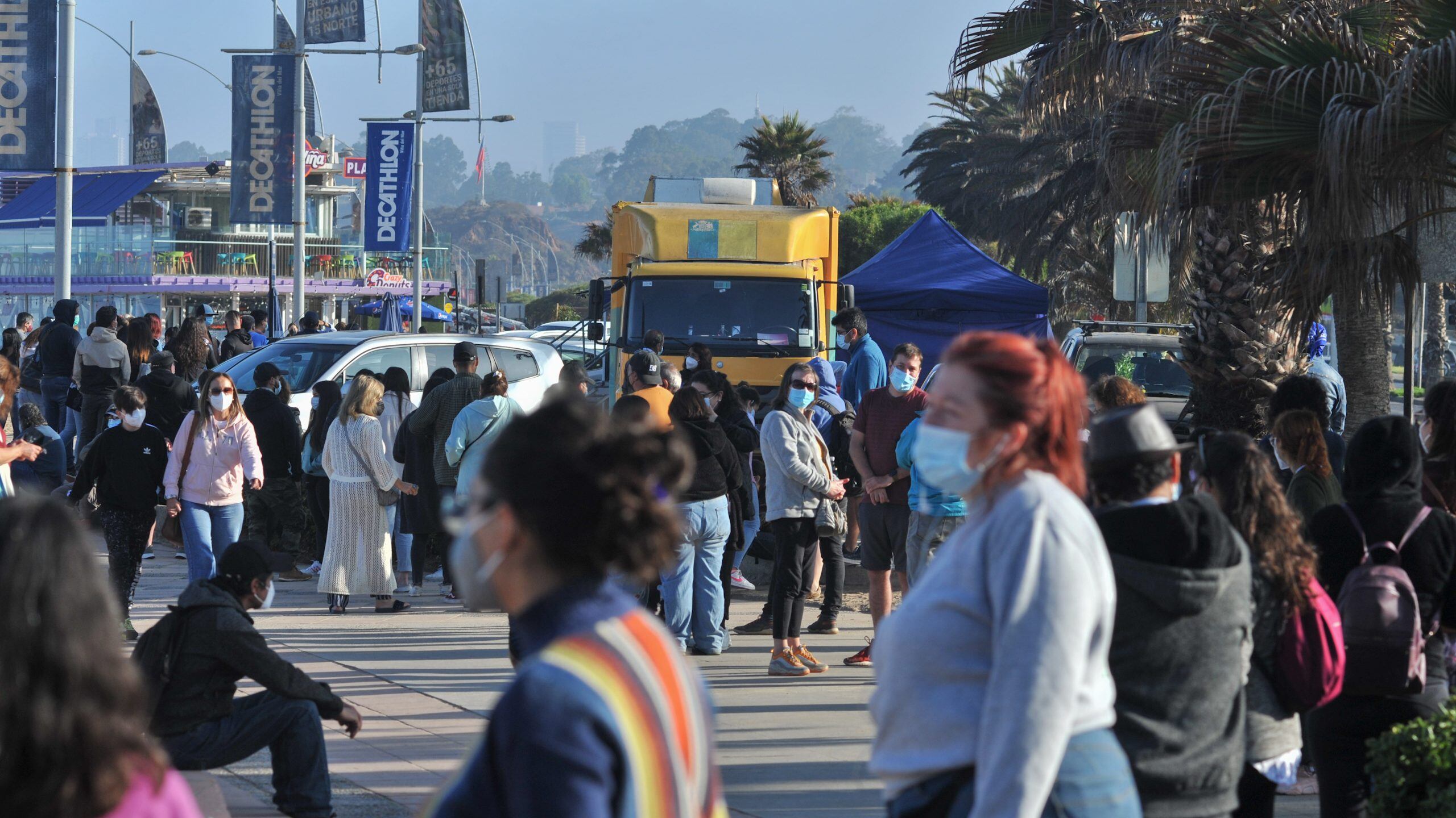 05 de febrero del 2022/VIÑA DEL MAR Larga fila de personas en busca de un test gratuito del TTA Movil de Seremi, esto a raíz del nuevo récord de contagios en la región de Valparaíso. 
FOTO: OSCAR GUERRA/AGENCIAUNO