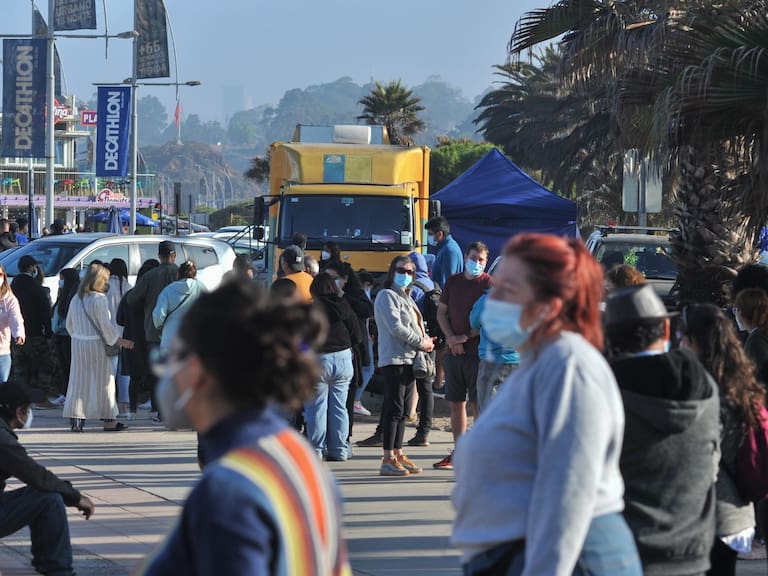 05 de febrero del 2022/VIÑA DEL MAR Larga fila de personas en busca de un test gratuito del TTA Movil de Seremi, esto a raíz del nuevo récord de contagios en la región de Valparaíso. 
FOTO: OSCAR GUERRA/AGENCIAUNO