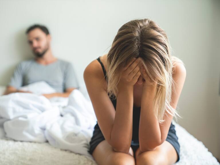 Este es el hábito que está matando tu relación amorosa, según una terapeuta de parejas (y es mucho más común de lo que piensas)