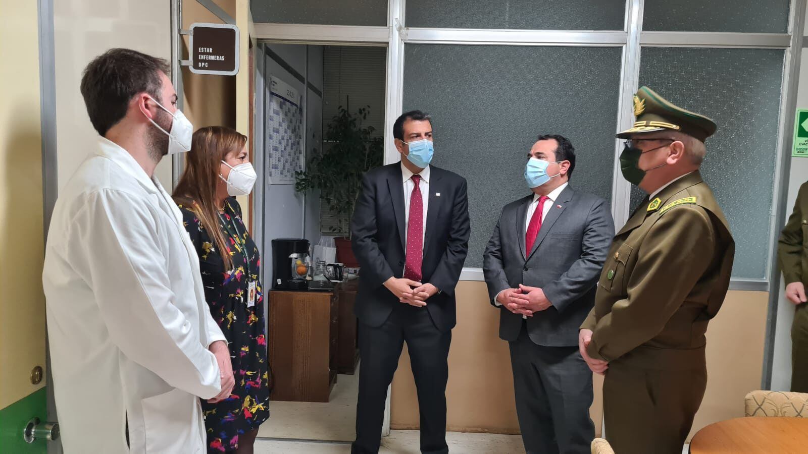 Ministro Delgado y general Yáñez visitaron a carabinero baleado