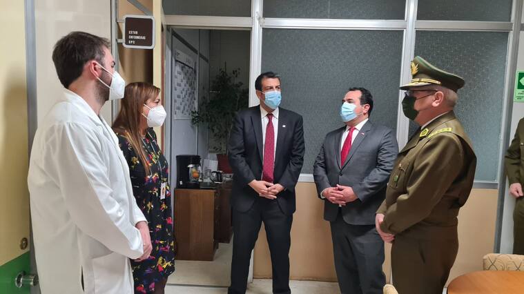 Ministro Delgado y general Yáñez visitaron a carabinero baleado