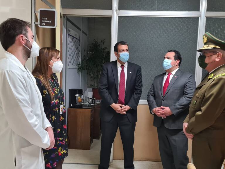 Ministro Delgado y general Yáñez visitaron a carabinero baleado