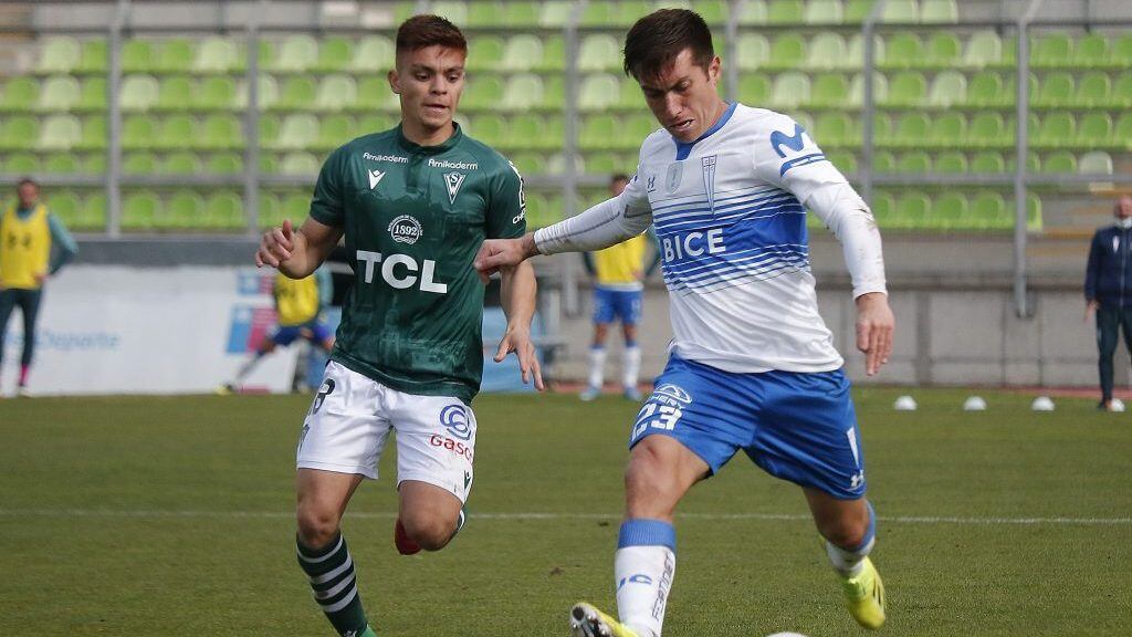 05 DE JUNIO DE 2021/VALPARAISOJuan Cornejo (d) patea el balon, anota su gol y el 0-1, durante el partido valido por la fecha 10 del Campeonato Nacional AFP PlanVital 2021, entre Santiago Wanderers y Universidad Catolica, disputado en el Estadio Elias Figueroa Brander de Valparaiso.
FOTO: LEONARDO RUBILAR CHANDIA/AGENCIAUNO