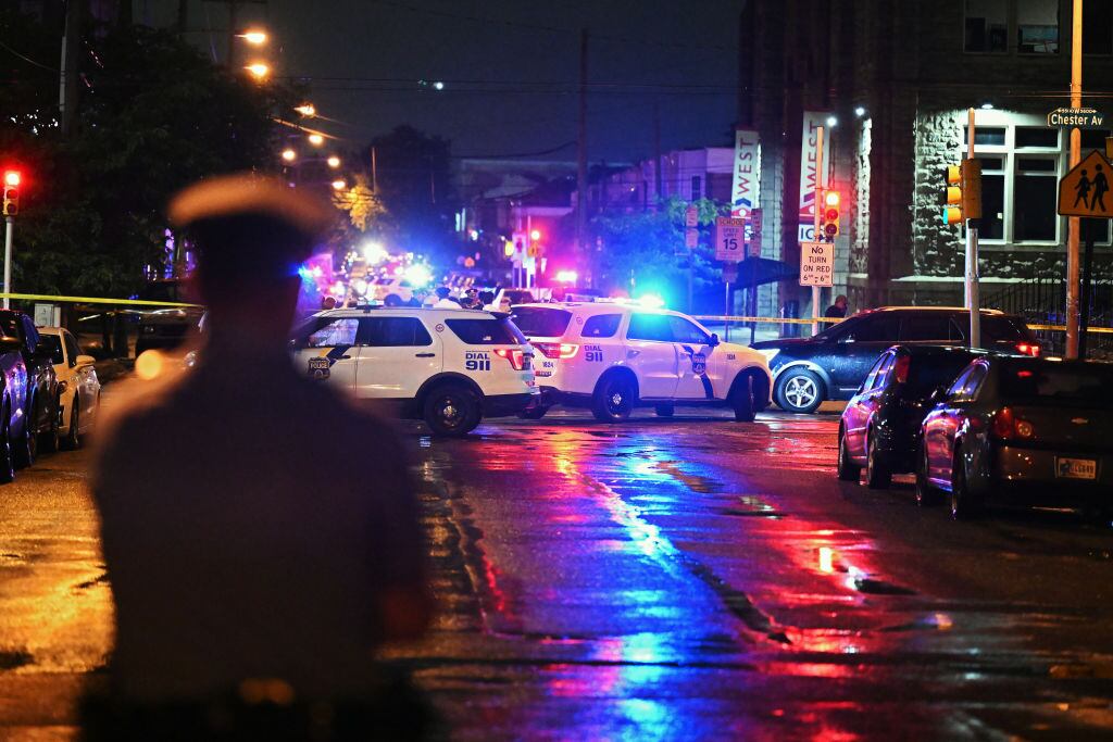 La policía llega a la escena del tiroteo en Filadelfia de Estados Unidos