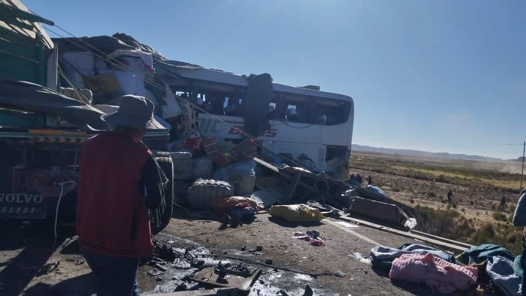 Foto del accidente del bus –con destino a Arica– en Bolivia