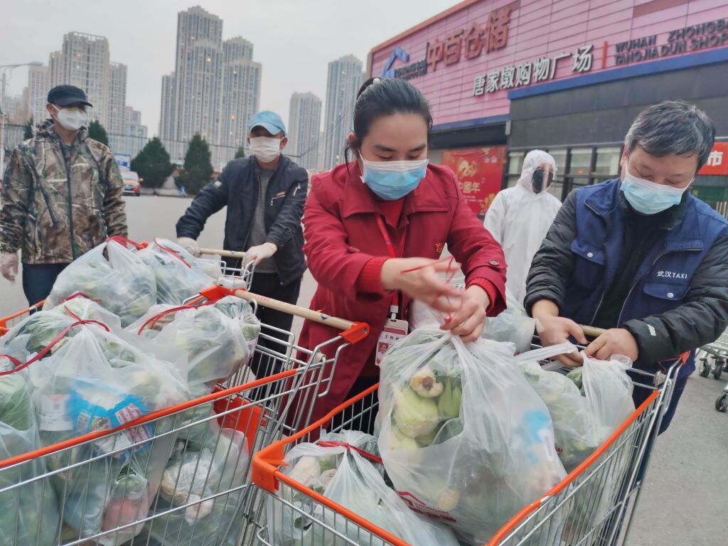 Personas en China preparan sus compras