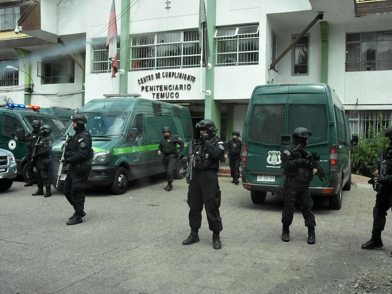 01 de Marzo de 2019/TEMUCO
Bajo un fuerte resguardo policial fueron trasladados a la carcel de Temuco comuneros Luis y José Tralcal, los que se encontraban prófugos tras ser condenados a 18 años de prisión en el caso Luchsinger Mackay.
FOTO:HECTOR ANDRADE/AGENCIAUNO
