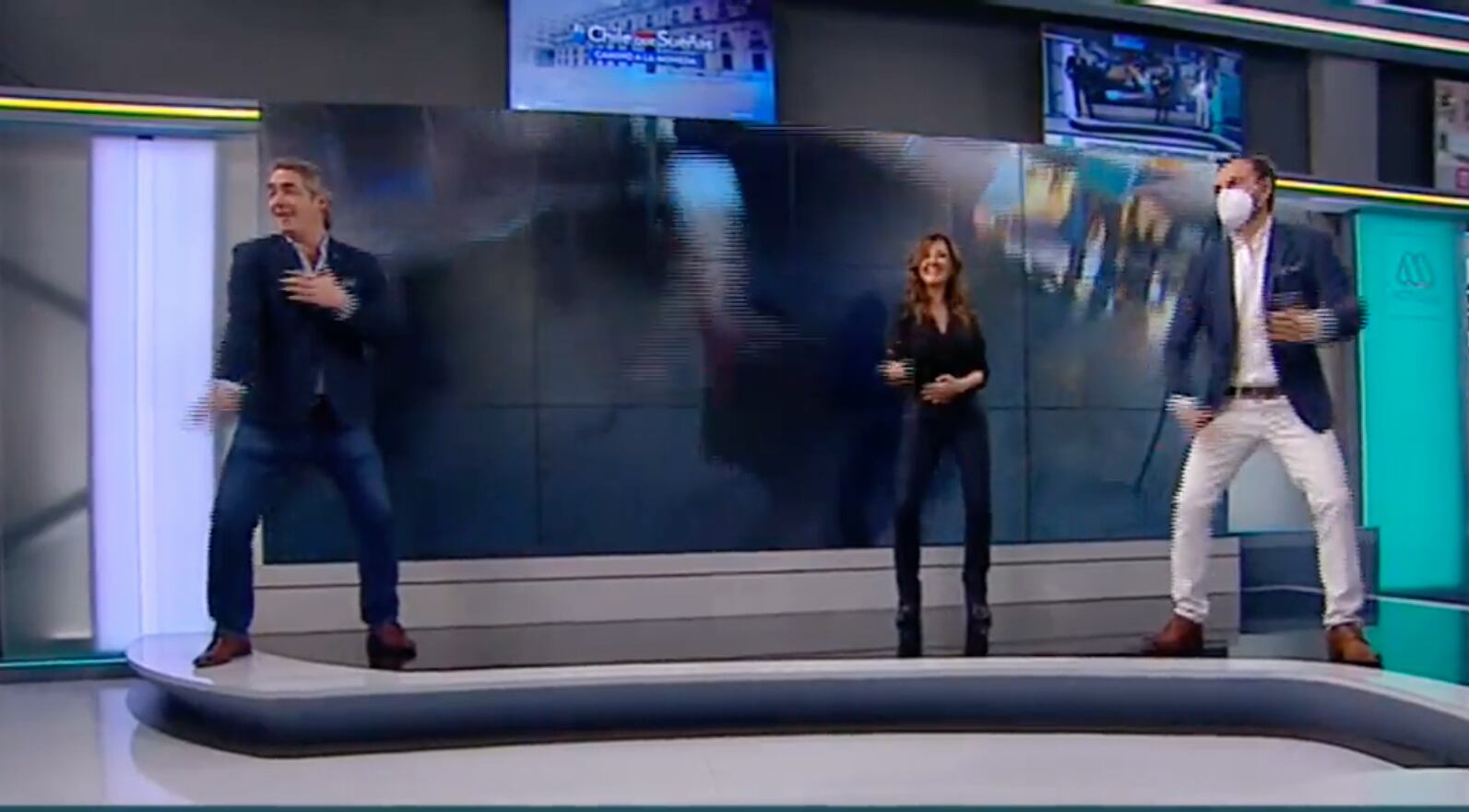 Conductores de Mega bailan "El baile de la reineta"