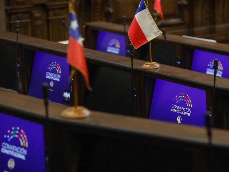 31 de Marzo del 2022/SANTIAGOComputadores con el logo de la convencion, durante la Sesión N°77 Pleno de la convención Constituyente, que se realiza en el ex congreso Nacional.
FOTO: SEBASTIAN BELTRAN GAETE/AGENCIAUNO