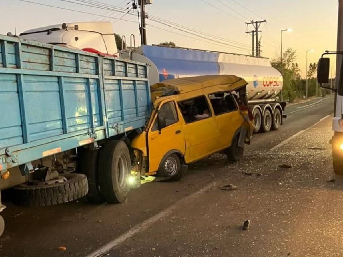 Un muerto y dos heridos de gravedad deja colisión entre camiones y furgón de transporte de trabajadores en San Carlos