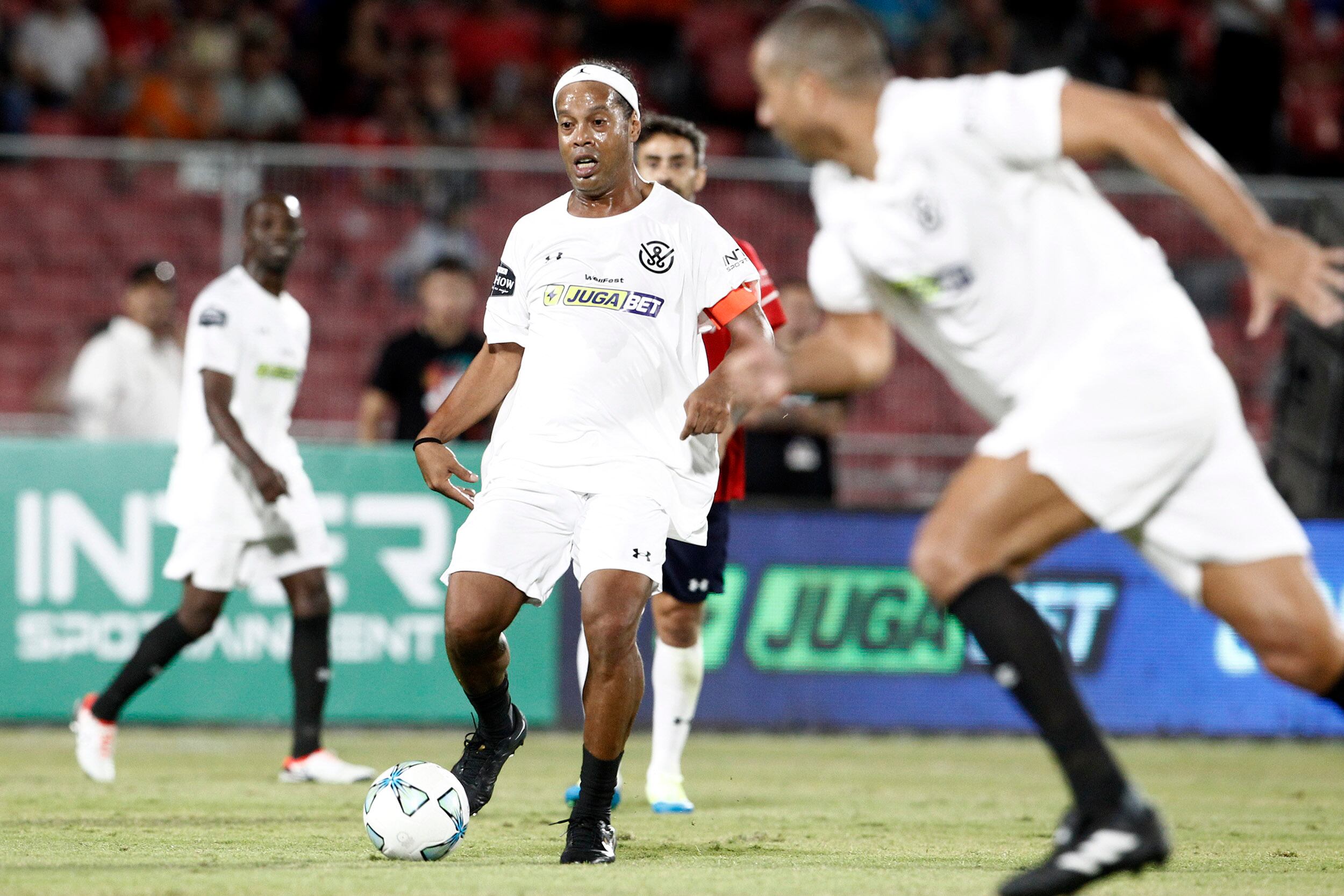 Ronaldinho sacó sus mejores trucos en el Estadio Nacional | Agencia Uno