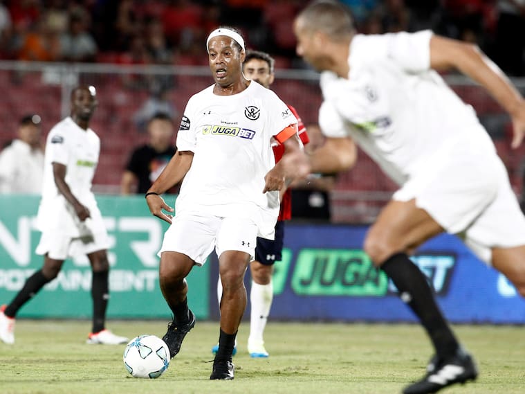 Ronaldinho sacó sus mejores trucos en el Estadio Nacional | Agencia Uno