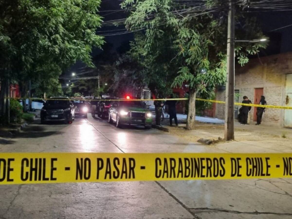 Adolescente muere tras chocar y volcar en auto robado en Peñalolén: otro menor resultó con lesiones graves