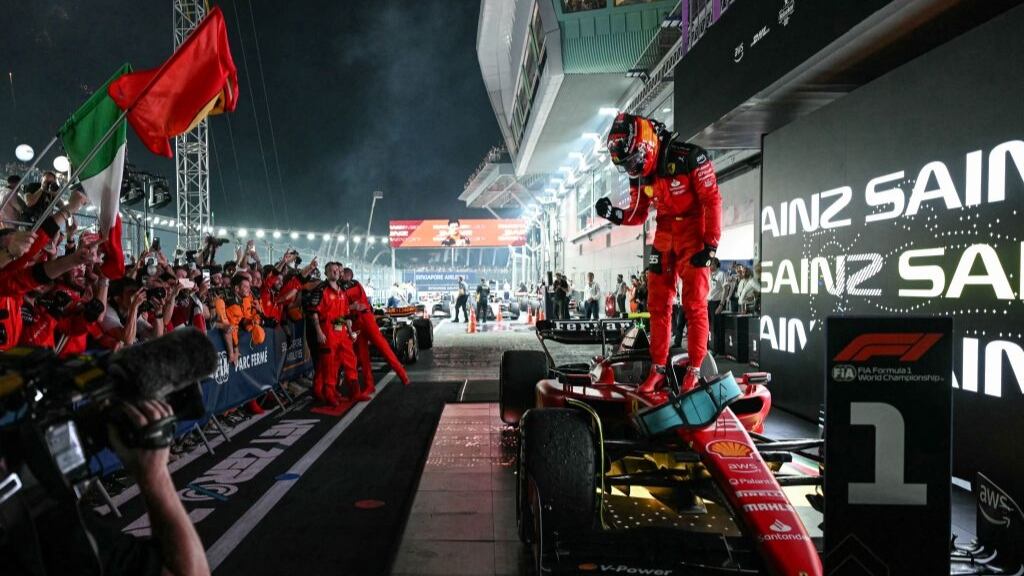 Carlos Sainz mantiene el dominio inicial para imponerse en el GP de Singapur