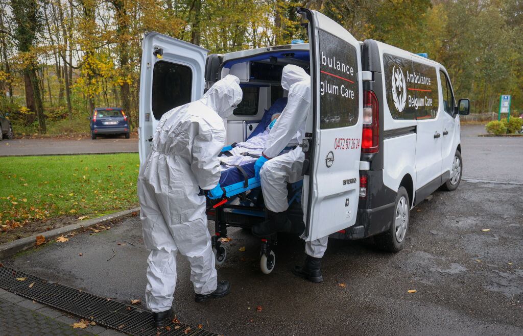 Paciente con Covid-19 es trasladado en una ambulancia en Bélgica