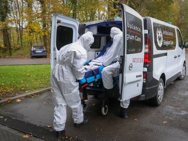 Paciente con Covid-19 es trasladado en una ambulancia en Bélgica