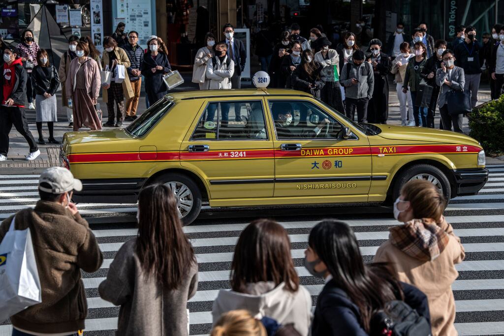 Las personas utilizan mascarillas en las calles de Tokio