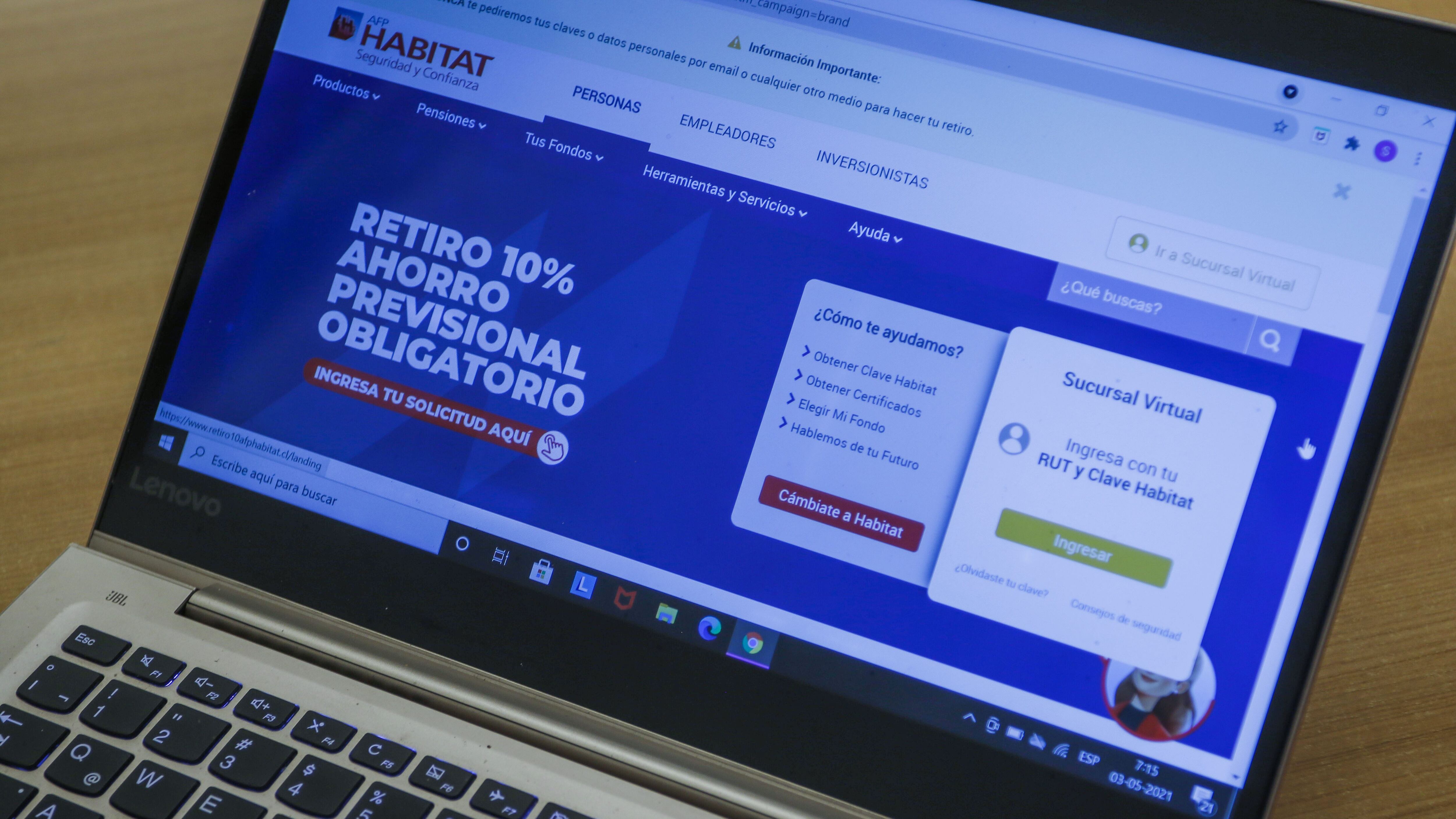 23 de mayo del 2021/SANTIAGOHoy se comienza el tercer retiro de los fondos de pensiones de las AFP, y que dicho trámite, se realiza vía online.
FOTO: SEBASTIAN BELTRAN GAETE/AGENCIAUNO