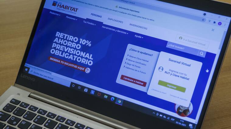 23 de mayo del 2021/SANTIAGOHoy se comienza el tercer retiro de los fondos de pensiones de las AFP, y que dicho trámite, se realiza vía online.
FOTO: SEBASTIAN BELTRAN GAETE/AGENCIAUNO