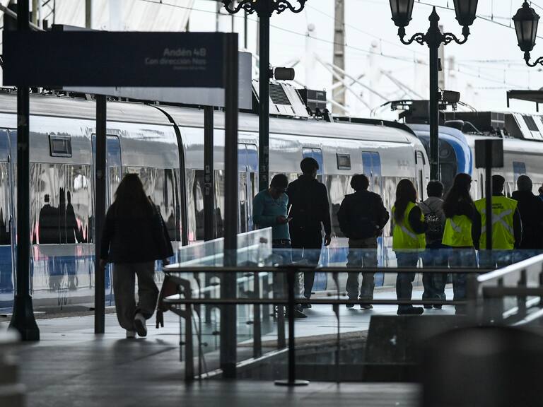Hombre muere atropellado por tren Alameda-Nos: habría cruzado por la vía en la estación Pedro Aguirre Cerda