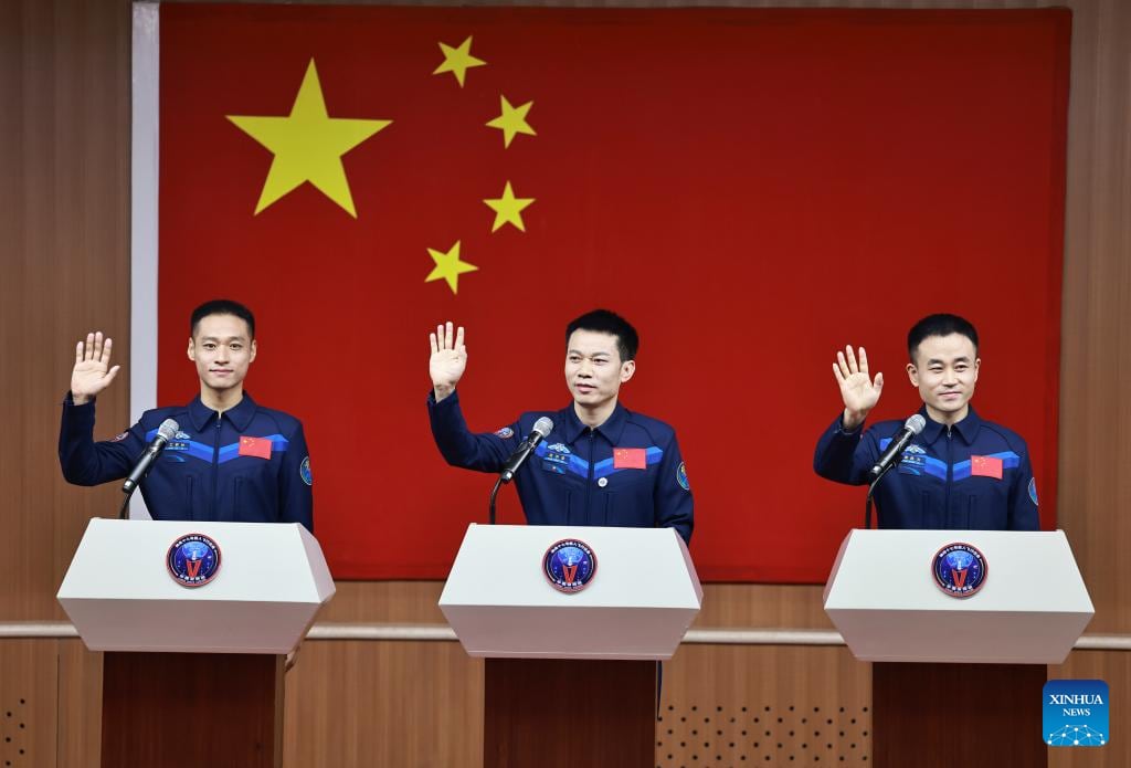 Los astronautas Tang Hongbo, Tang Shengjie y Jiang Xinlin de China