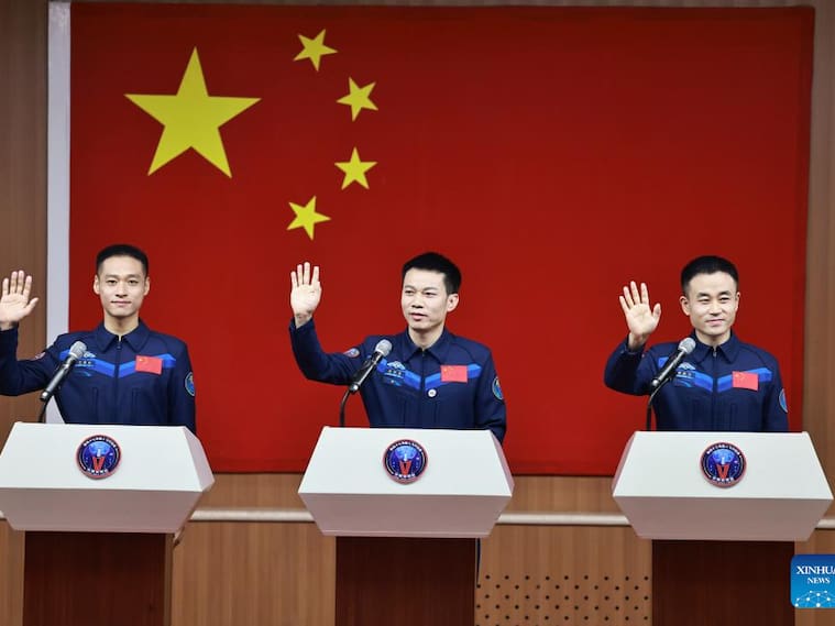 Los astronautas Tang Hongbo, Tang Shengjie y Jiang Xinlin de China