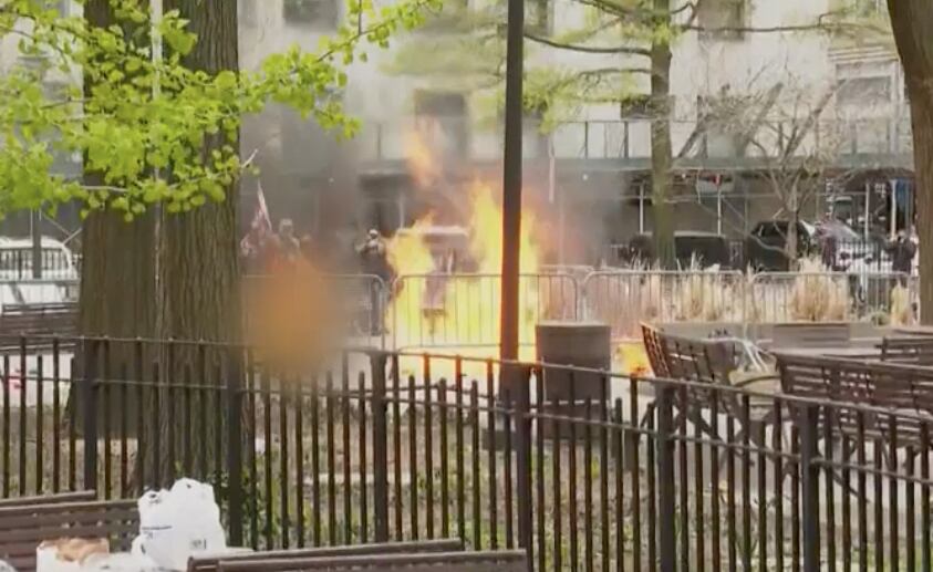 Un hombre se quema a lo bonzo frente al tribunal donde se juzgará a Donald Trump en Nueva York