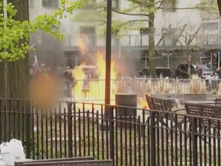 Un hombre se quema a lo bonzo frente al tribunal donde se juzgará a Donald Trump en Nueva York