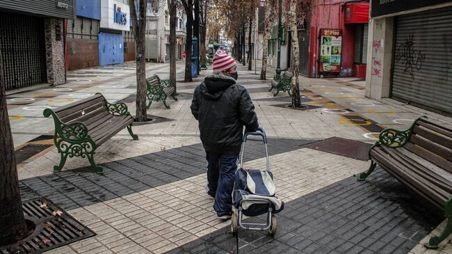 20 de JUNIO de 2020/RANCAGUAUna mujer camina por el centro de la ciudad durante el primer dia de cuarentena total por pandemia de covid-19
FOTO:MATÍAS ARTIGAS/AGENCIAUNO