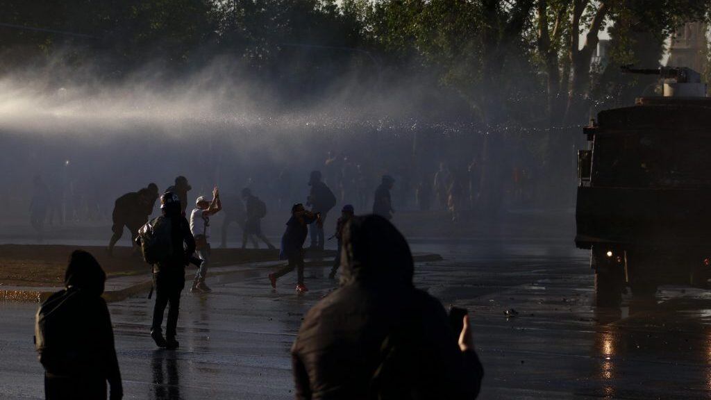 23 de Octubre de 2020/SANTIAGOCarro lanza aguas trata de disolver a los manifestantes, durante las protestas realizadas en el sector de Plaza Baquedano en el ultimo viernes antes del plebiscito
FOTO: MAURICIO MENDEZ/ AGENCIAUNO