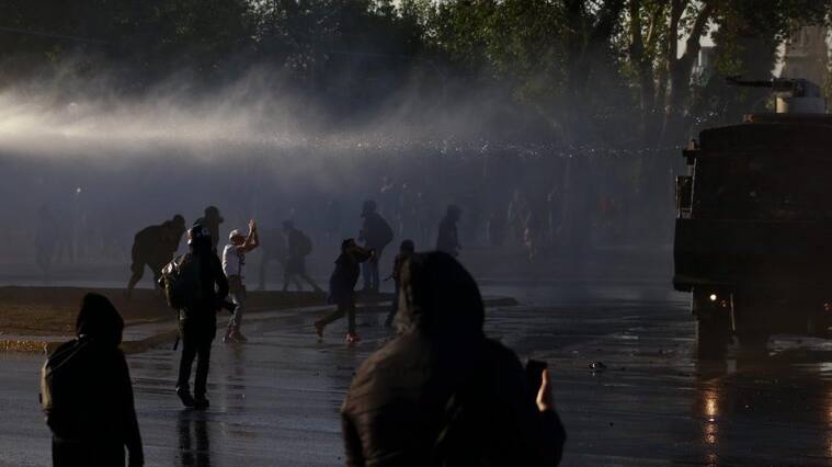 23 de Octubre de 2020/SANTIAGOCarro lanza aguas trata de disolver a los manifestantes, durante las protestas realizadas en el sector de Plaza Baquedano en el ultimo viernes antes del plebiscito
FOTO: MAURICIO MENDEZ/ AGENCIAUNO