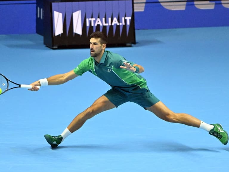 Novak Djokovic sufre para vencer a Hurkacz y depende de Sinner para avanzar en las ATP Finals