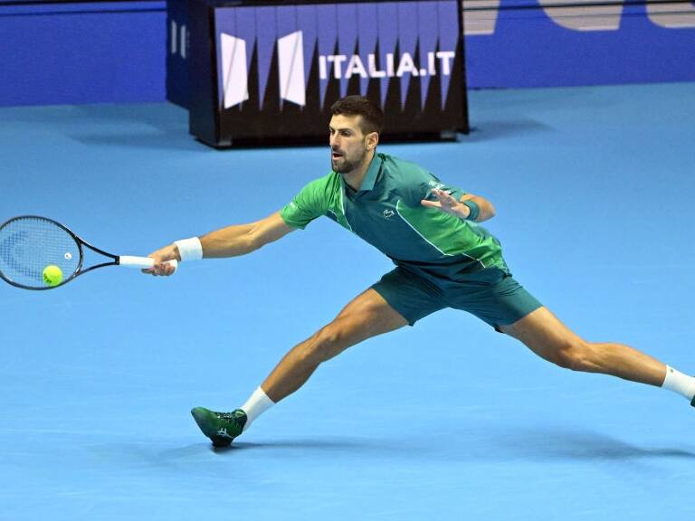 Novak Djokovic sufre para vencer a Hurkacz y depende de Sinner para avanzar en las ATP Finals