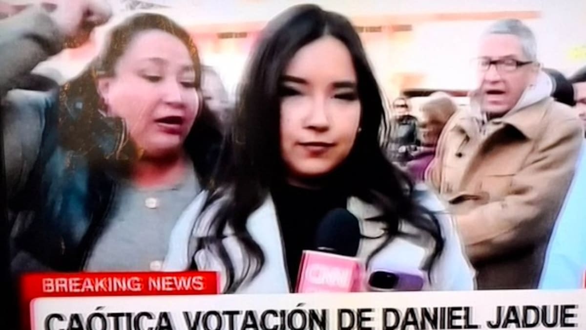 Reportan feroz altercado entre periodista y adherente de Daniel Jadue en medio de caótica votación: hasta voló un teléfono