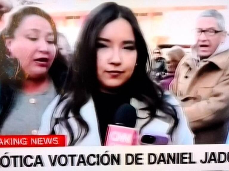 Reportan feroz altercado entre periodista y adherente de Daniel Jadue en medio de caótica votación: hasta voló un teléfono