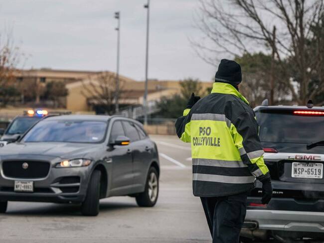 Policías y el FBI concurren a la sinagoga donde hay rehenes en Colleyville