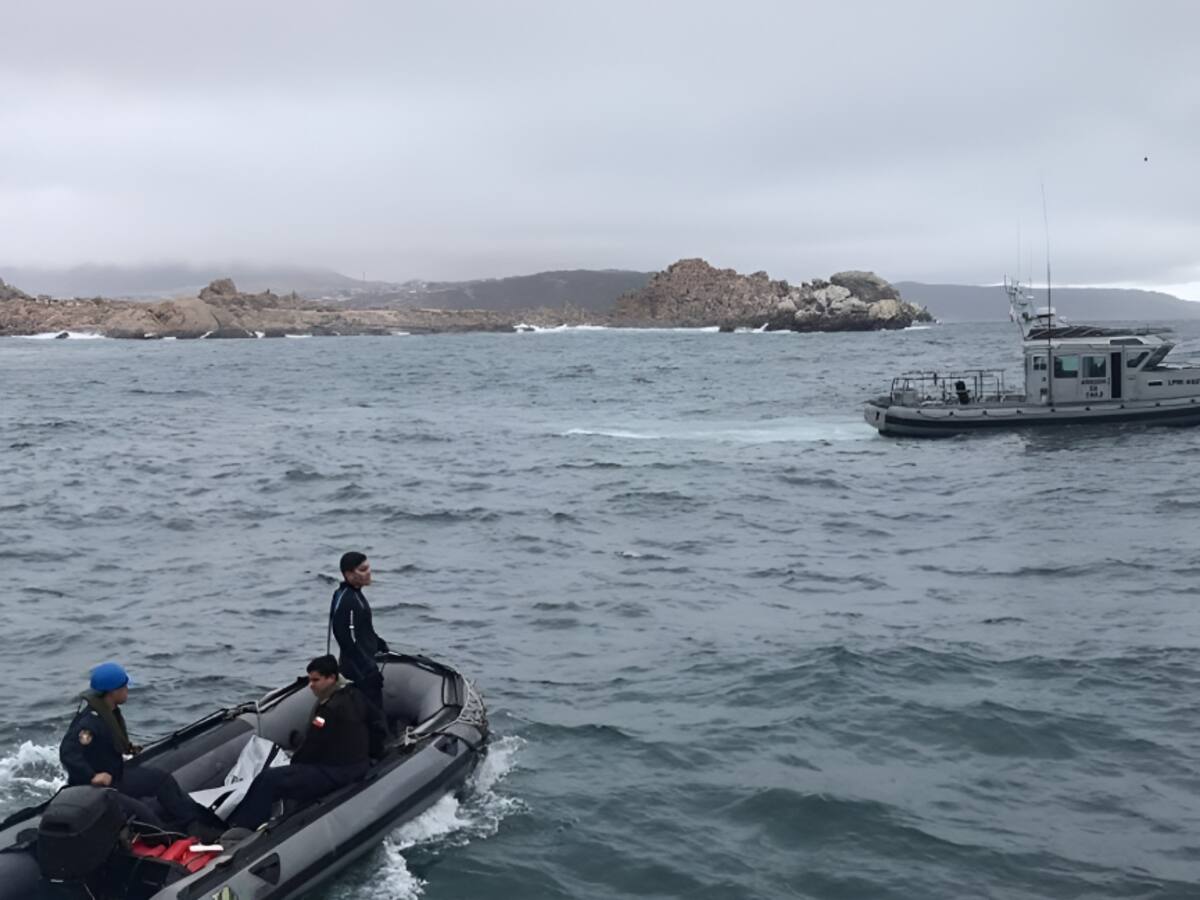 Armada busca a dos pescadores desaparecidos tras naufragio de lancha en Chañaral: hay un sobreviviente