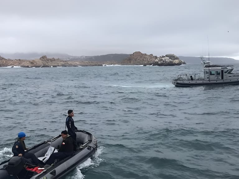 Armada busca a dos pescadores desaparecidos tras naufragio de lancha en Chañaral